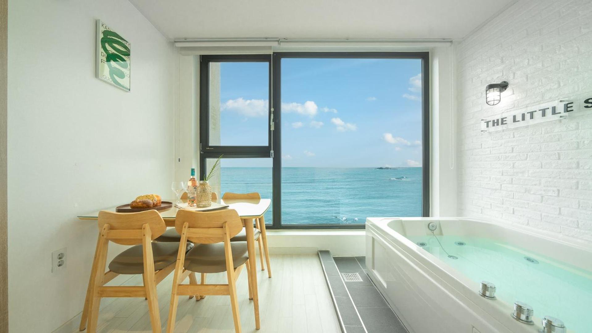 Goseong Littlesquare Oceanview Pension Rum bild